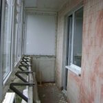 2 formas de hacer un balcón con una comida para llevar: a lo largo del alféizar de la ventana y la base de la losa