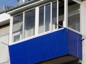 2 formas de hacer un balcón con una comida para llevar: a lo largo del alféizar de la ventana y la base de la losa