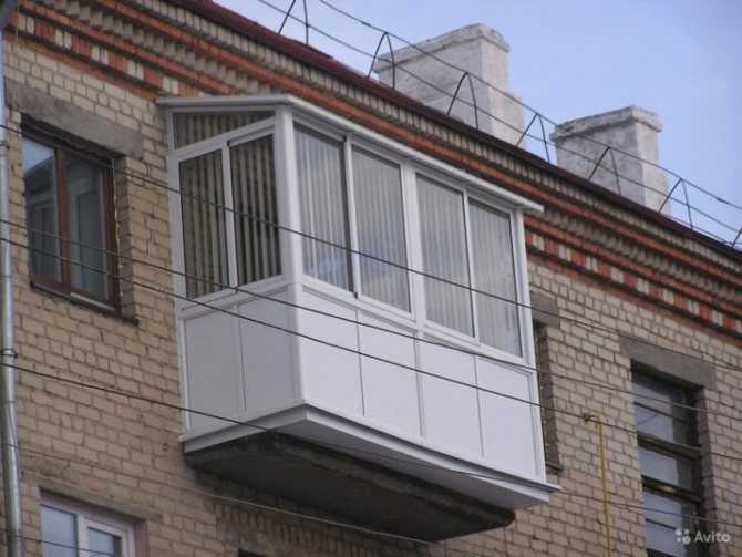 2 formas de hacer un balcón con una comida para llevar: a lo largo del alféizar de la ventana y la base de la losa