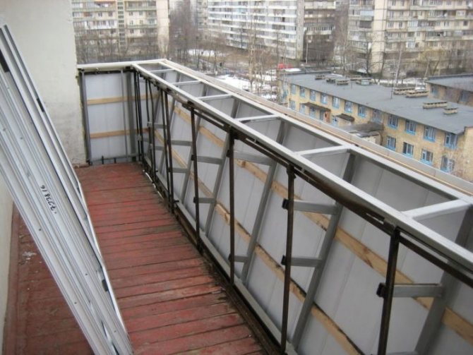 2 formas de hacer un balcón con una comida para llevar: a lo largo del alféizar de la ventana y la base de la losa