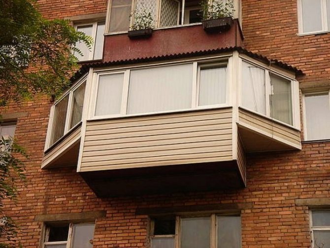 2 formas de hacer un balcón con una comida para llevar: a lo largo del alféizar de la ventana y la base de la losa