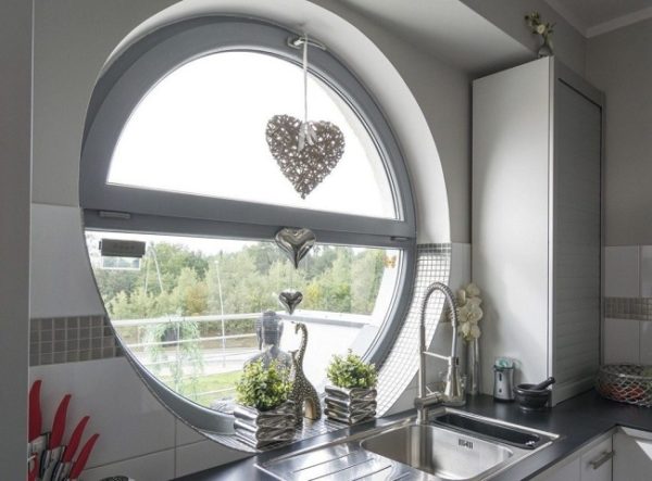 ventanas de aluminio en el interior de la cocina