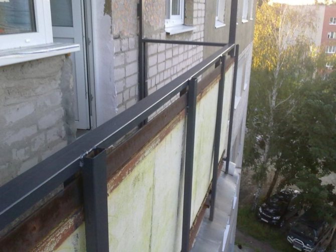 Alüminyum balkon - güvenilir görünüyor