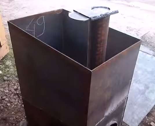 Tanque de agua y chimenea con válvula.