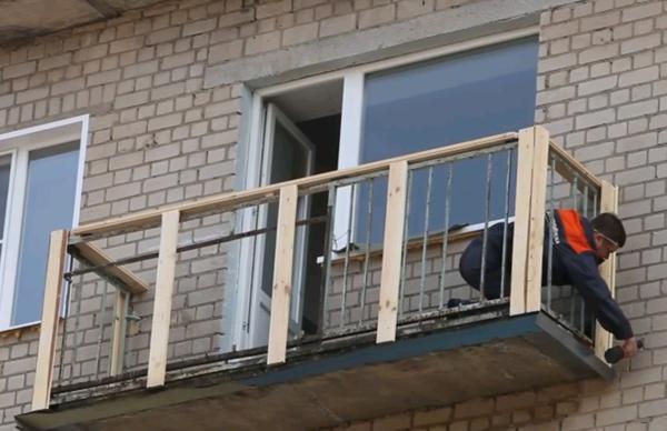 Zábradlie balkóna je dôležitým prvkom, od ktorého závisí spoľahlivosť konštrukcie