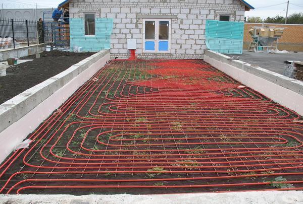 Para aquecer a estufa na primavera, você pode usar um piso de água quente.