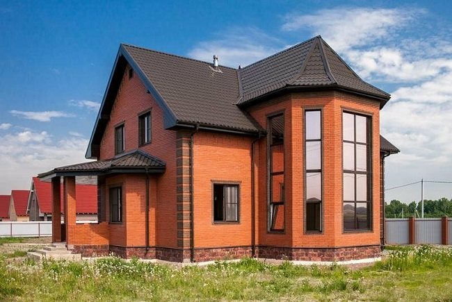 boja prozora kako bi odgovarala metalnim pločicama kuće