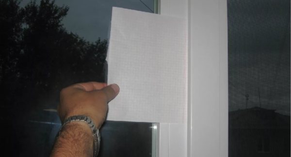 Aj pri zvýšenom náraze musí list papiera zostať medzi rámom a krídlom