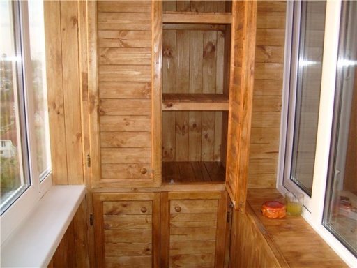 Vyrábame vstavanú skriňu na balkóne