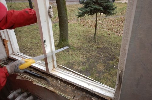 Desmontando la ventana vieja.