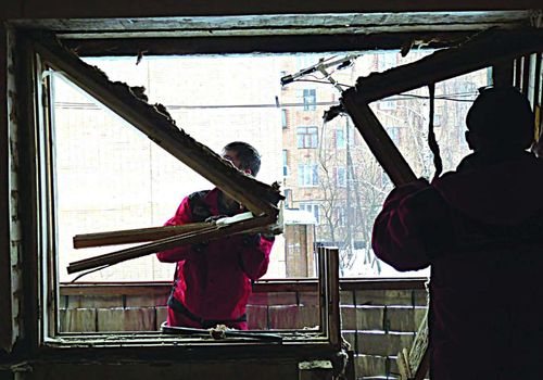 Desmontando la ventana vieja.
