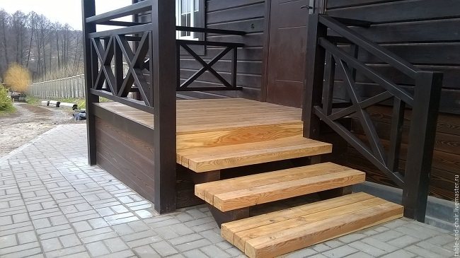 varanda de madeira para uma casa particular