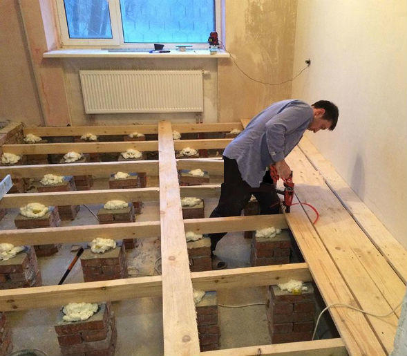 Los pisos de madera se fijan en troncos, que están hechos de vigas colocadas sobre una base de concreto, pilares de soporte o incrustadas en las paredes de la casa.