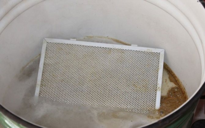 Um grande recipiente é necessário para embeber o filtro.