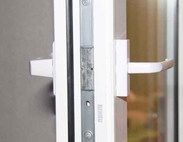 plastik balkon kapısında çift taraflı tutamak