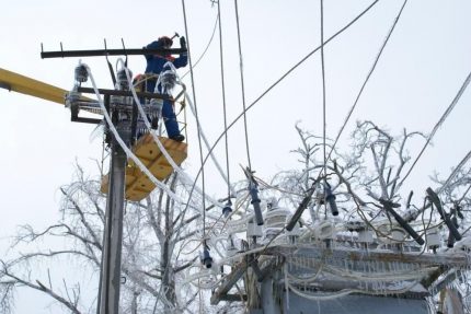 Elektrikári eliminujú účinky mrazivého dažďa