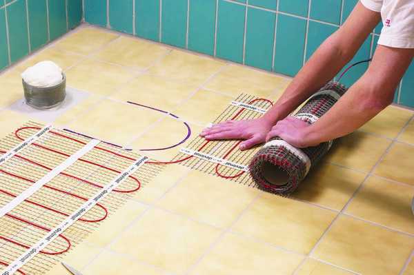 Se o piso antigo for plano, as esteiras de piso radiante podem ser colocadas diretamente em cima.