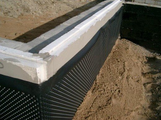 Egy ház építésének szakaszai duzzasztott agyag betontömbökből
