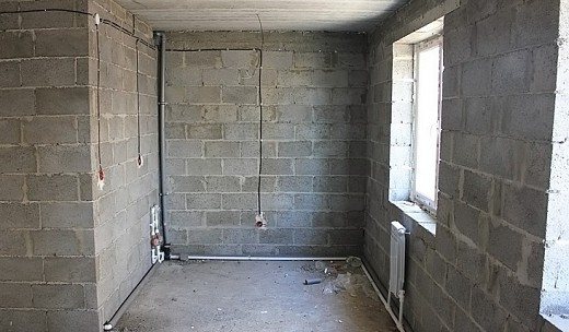 Egy ház építésének szakaszai kerámia agyagbeton tömbökből
