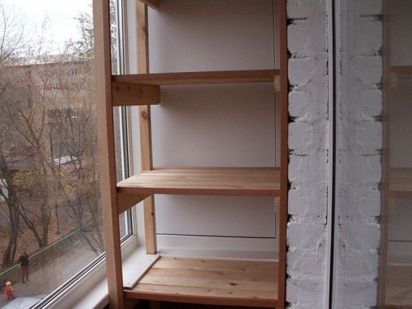 photo: support en bois à faire soi-même sur le balcon