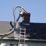 Foto - revestimiento de una chimenea de ladrillo con un tubo corrugado