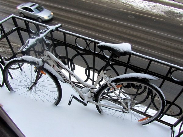foto: depozitare pe un balcon deschis iarna