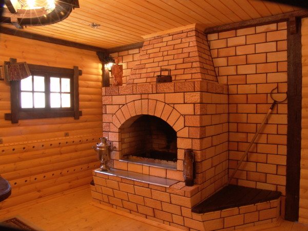 Foto av en murstensstruktur med en ekstern peis i garderoben (åpen brennkammer).