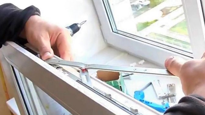 Photo: mounting the scissors on the swing-out sash