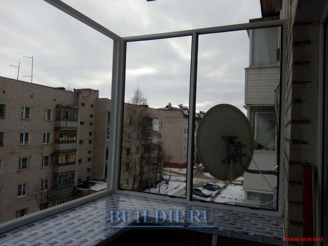 Foto de la instalación de marcos de balcones de aluminio.