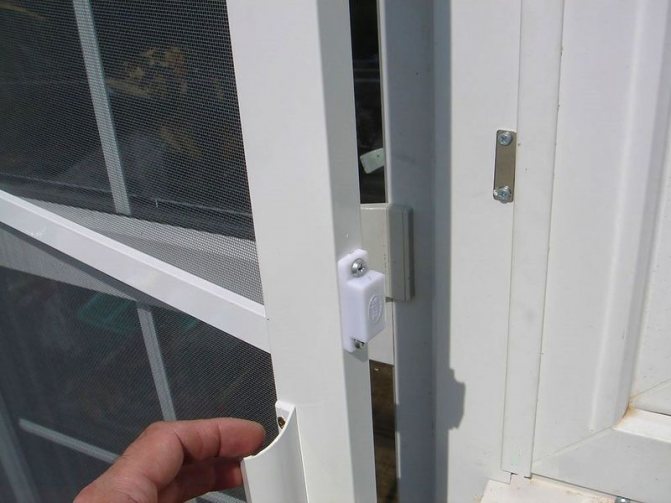 Fotoğraf: Plastik bir giriş kapısı için bir cibinlik, bir balkon kapısına da takılabilir