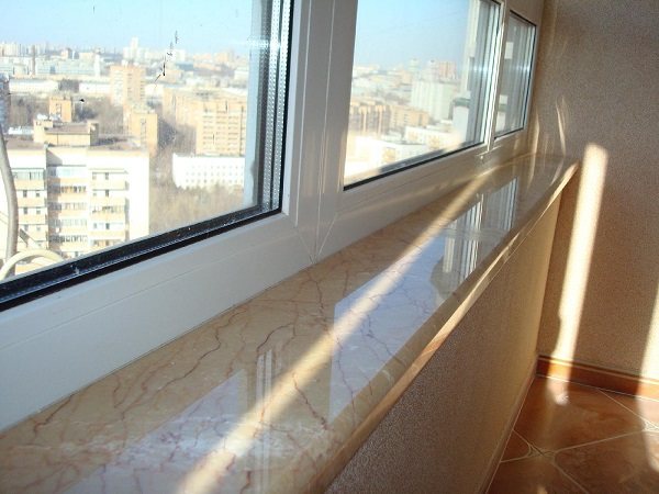 снимка: мраморен перваз на балкона