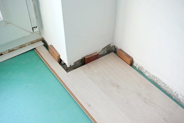photo: indentation from the wall of the laminate