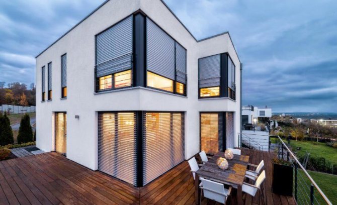 Photo: panoramic glazing with sun protection elements