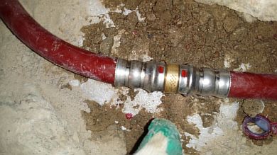 Foto - Conexão de tubos de piso com encaixe de pressão