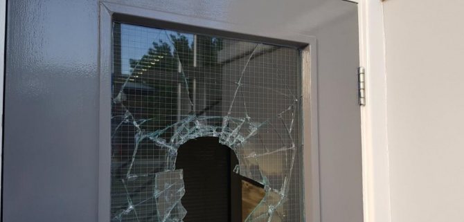 fotografia unui geam termopan cu sticlă armată