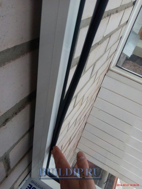 Foto de la instalación de una junta de goma para ventanas de aluminio.