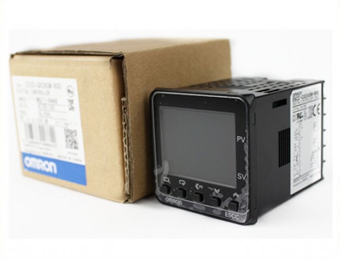 Снимка на новия термостат Omron E5CC, до кашона
