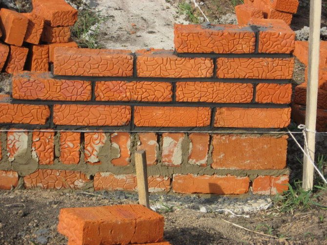 Base de ladrillo: instrucciones paso a paso, pros, contras, instrucciones, consejos de albañiles