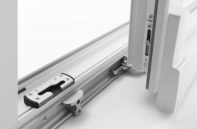 Kayar metal-plastik yapılar için bağlantı parçaları