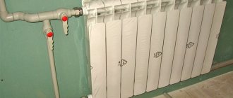 Beslag for en støpejerns radiator