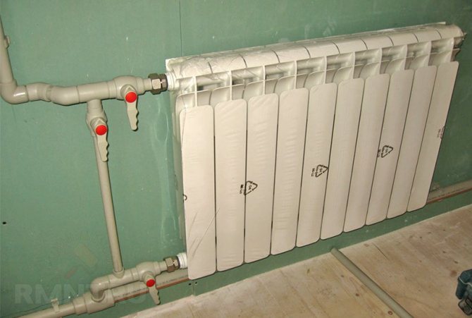 Beslag for en støpejerns radiator