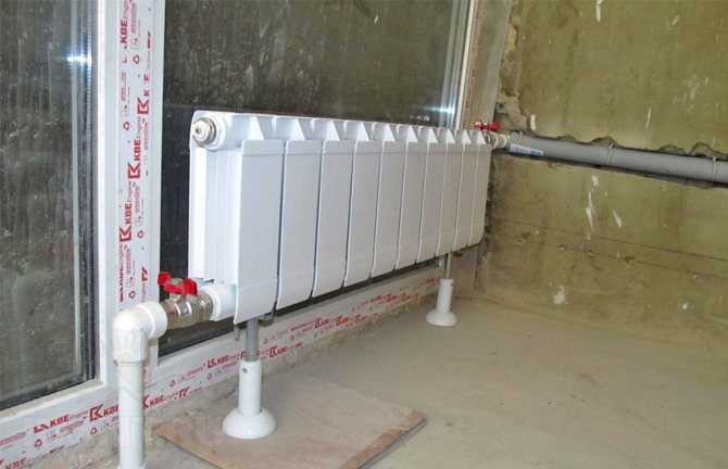 Beslag for en støpejerns radiator