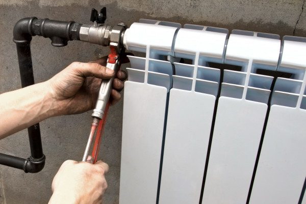Beslag for en støpejerns radiator