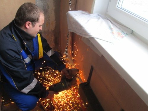 Beslag for en støpejerns radiator