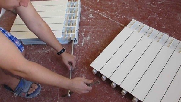 Beslag for en støpejerns radiator