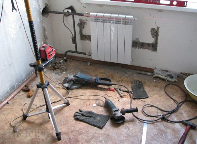 Beslag for en støpejerns radiator