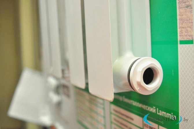 Beslag for en støpejerns radiator