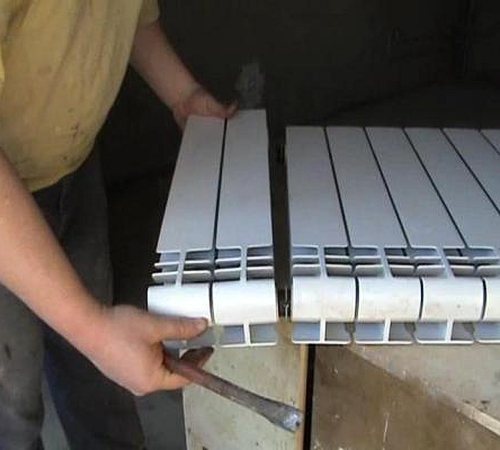 Beslag for en støpejerns radiator