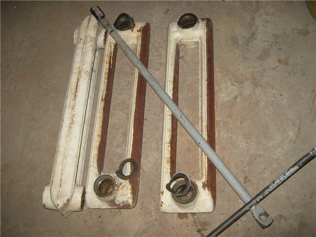 Beslag for en støpejerns radiator