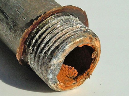 Beslag for en støpejerns radiator